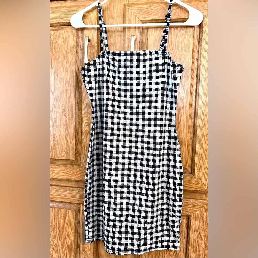 Black and white mini dress with adjustable straps in great condition size XS